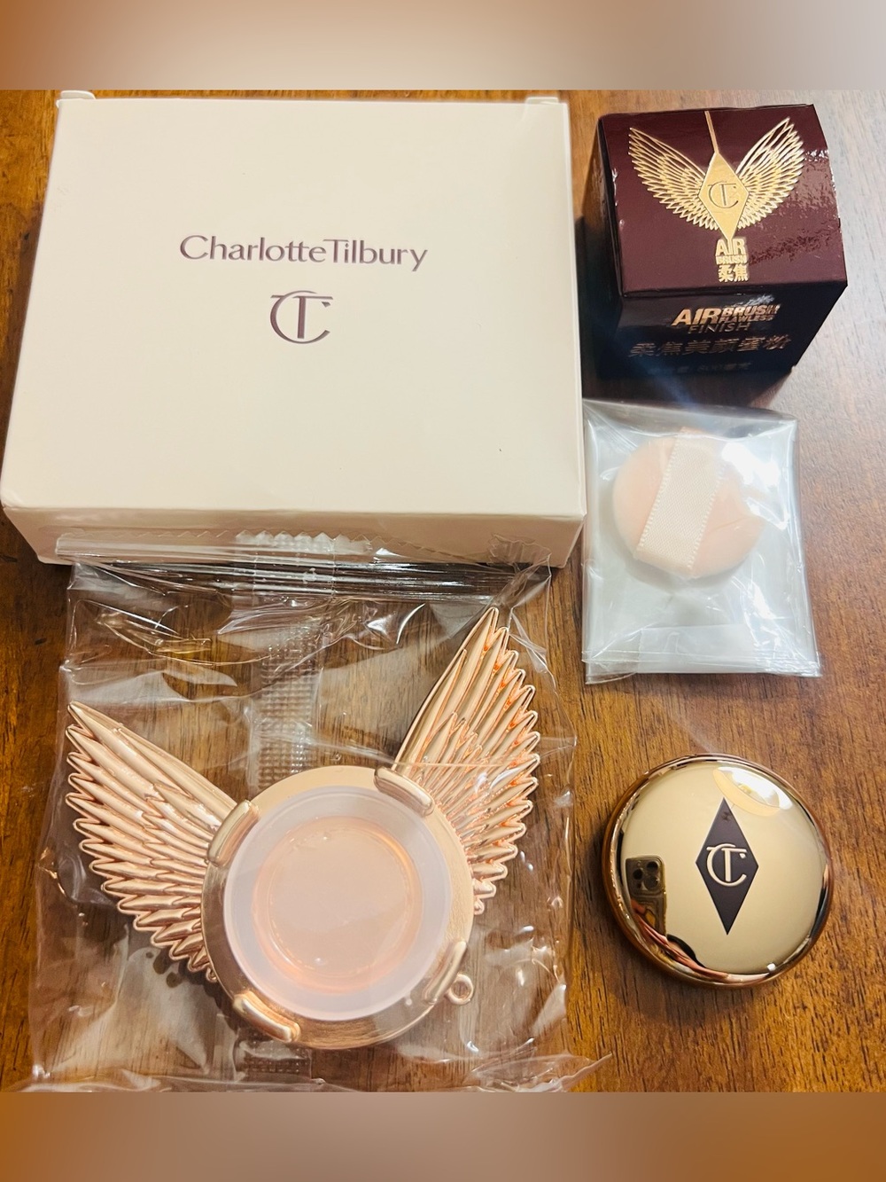Charlotte Tilbury phone grip w/ Airbrush Flawless Finishing Powder Number 1